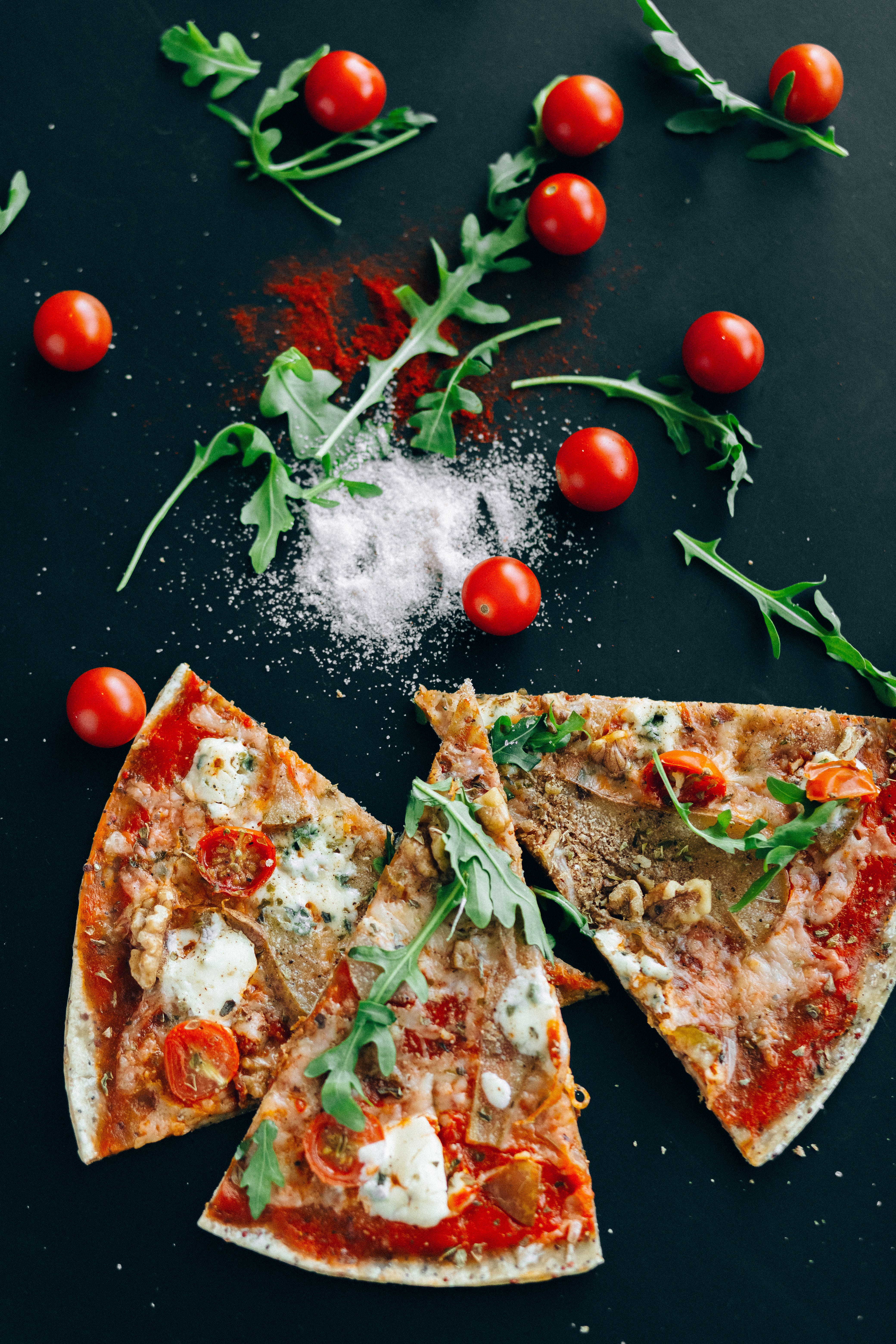 Pizzas em cima de uma mesa